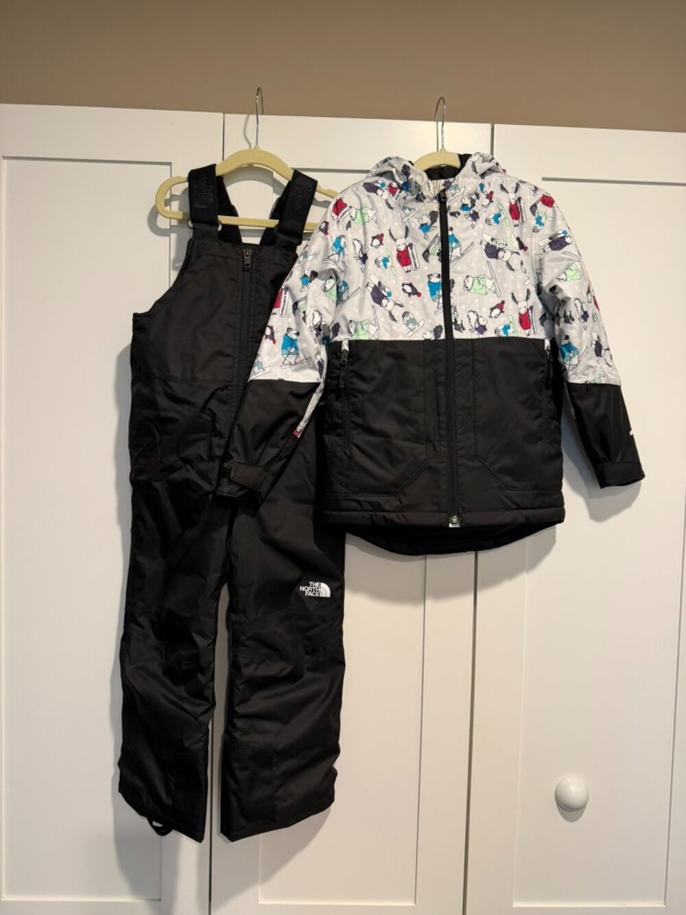 North Face Black Ski Bibs and Printed Ski Jacket Size 6/7 Grow with me!
